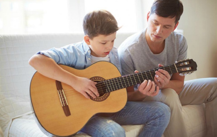 Как выбрать гитару для начинающих детей